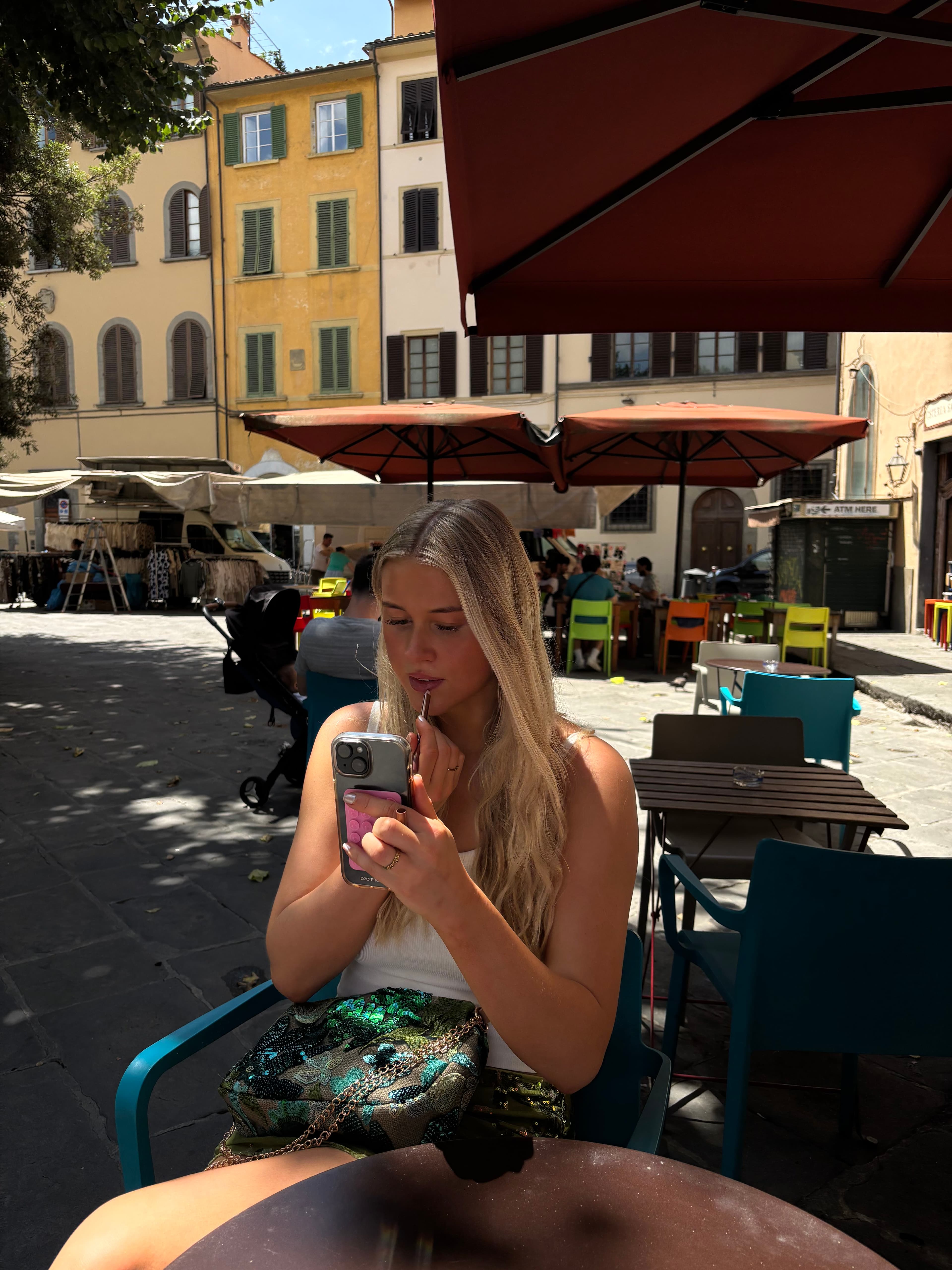 Skvísast að bíða eftir apperol